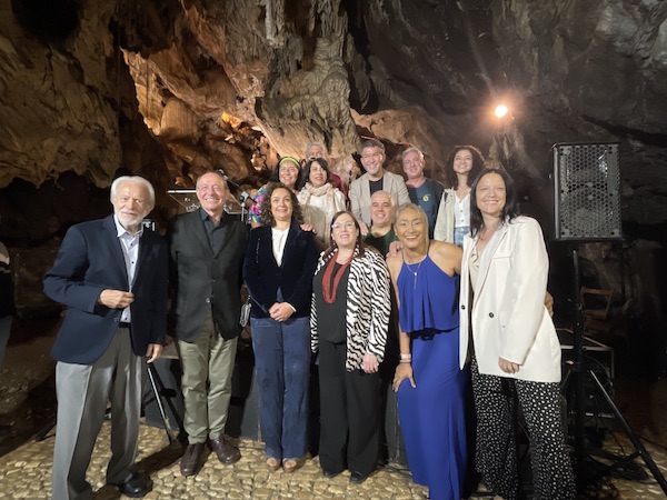En este momento estás viendo Música y Poesía de las Dos Orillas iluminó la Gruta de las Maravillas en Aracena