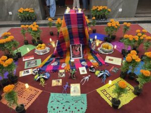 Lee más sobre el artículo El Gran Teatro de Huelva se llena de vida y memoria con la Fiesta de los Muertos mexicana