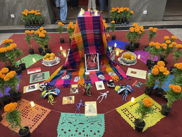 Lee más sobre el artículo El Gran Teatro de Huelva se llena de vida y memoria con la Fiesta de los Muertos mexicana