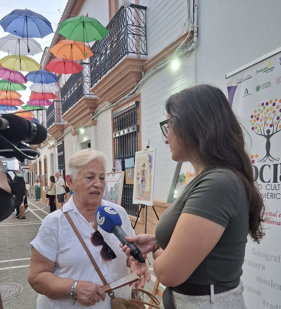 Lee más sobre el artículo Rociana del Condado volvió a convertir la calle Sevilla en escenario para el arte y la cultura